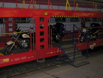 Verladung der Bikes auf den Zug