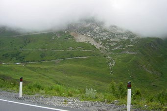 Gro�er St. Bernard-Pa� in den Wolken
