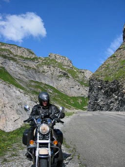 super Landschaft umgibt die Stra�e