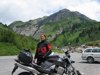 Sascha und sein Bike vor dem Arlberg