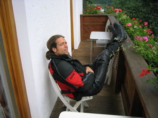 Sascha relaxed am Balkon
