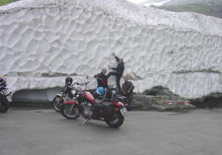 Noch im Hochsommer sieht man sehr hohe Schneeberge (und uns)