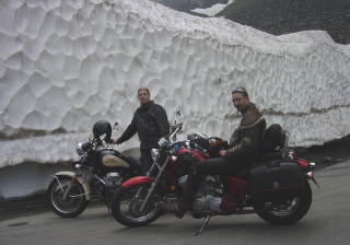 Andi und ich posieren vor dem Schnee ...