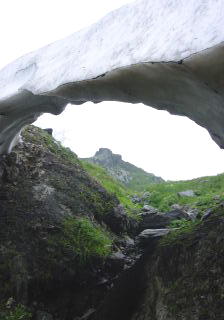 Blick durch eine "Schneebr�cke" am Nufenenpass