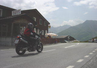 Sascha passiert den Oberalppass