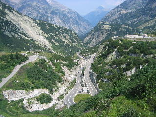 Der Grimselpass von der ersten Staumauer aus