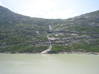 Blick vom oberen Stausee aus auf die Strasse des Grimselpasses
