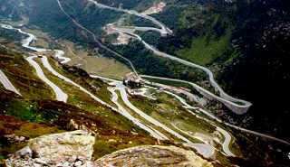 Blick auf die verschlungenen Strassen des Grimselpasses